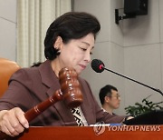 의사봉 두드리는 남인순 정치개혁특별위원회 위원장