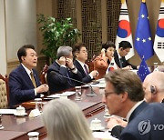 EU 지도부와 정상회담 갖는 윤석열 대통령