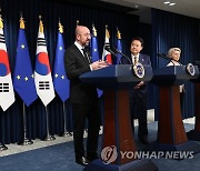 EU 지도부와 공동 언론발표하는 윤석열 대통령