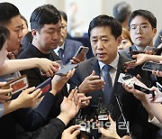 [포토]취재진 질문에 답하는 김주현 금융위원장