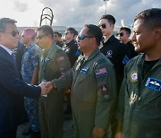 한-말레이시아 공군 격려하는 이종섭 장관