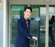 [T포토] 이정재 '마지막까지 훈훈하게'