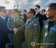 이종섭 국방장관, 한-말레이시아 우정비행 조종사 격려