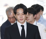 [포토]'마약류 투약 혐의' 유아인, 구속 전 피의자심문 출석