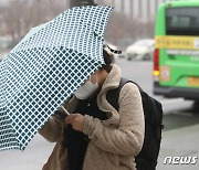 [오늘 날씨] 강한 비바람 조심…기온 점차 낮아져