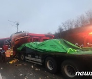 승객 없던 관광버스 의문의 역주행…마주 오던 화물차 3대 추돌