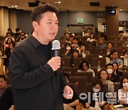 [포토]'부자들이 주목하는 절세의 모든 것'이란 주제로 강연하는 최인용 가현세무법인 대표세...