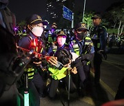 [만리재사진첩] 야간 문화제 노동자 강제 연행하는 경찰