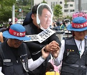 대법원 앞 야간문화제 참가자 3명 연행... '집회 강경 대응' 경찰 기조 반영