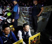 경찰, 대법원 앞 야간 문화제 강제 해산 조치…참가자 3명 체포