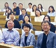 연대 강의실 '깜짝 방문' 정의선 "현대차 모든사람 편안하게 할 것"