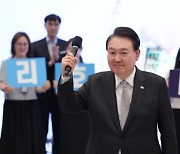 '누리호 성공' 尹 "우주 강국 G7 선언하는 쾌거, 정말 벅차다"