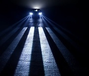 야심한 밤길…자동차 헤드램프가 도로 위 횡단보도 그려준다