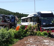대만 관광객 30여명 태운 전세버스 덤프트럭 충돌