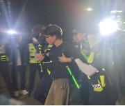 경찰, 금속노조 야간문화제 '강제해산'…"불법 야간집회" 선포(종합)