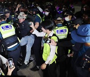 경찰, 대법원 앞 야간문화제 봉쇄…노조 "노숙농성 강행"