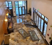 태풍 '마와르', 괌 강타···발 묶인 韓 관광객들 호텔 '아수라장'