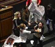 女의원들 머리채 잡고 주먹질···'난장판' 볼리비아 의회 무슨 일?