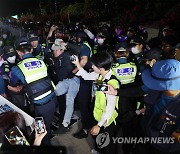 경찰, 대법원 앞 야간문화제 원천봉쇄…노조 "노숙농성 강행"(종합)