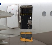 착륙 직전 그 틈에 열었다…비행기 문 쉽게 열리나?