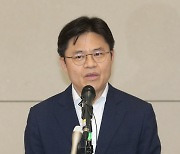 [포토]취재진 질문에 답하는 유국희 원자력안전위원장