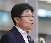 [포토]취재진 질문에 답하는 유국희 위원장