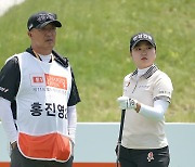 [Ms포토] 홍진영 '콤비 캐디와 살피는 공략지점'