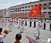 북한 전국 소년단원 '충성의 편지' 이어달리기 행렬