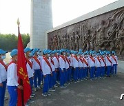 북한 전국 소년단원 '충성의 편지' 이어달리기 행렬