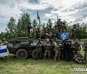 장갑차 배경으로 포즈 취하는 러시아 자원병들