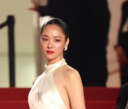 칸영화제 '거미집' 시사회, 고급스러운 화이트 드레스로 단장한 전여빈