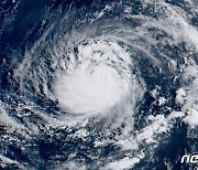 풍속 80m/s '슈퍼 태풍' 마와르, 필리핀 동쪽 이동중…괌은 정전 사태