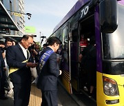 김포70번 버스 탑승하는 김병수·이성해