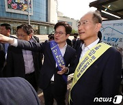 대화하는 김병수시장과 이성해 대광위 위원장