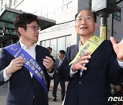 김병수 시장과 대화하는 이성해 대광위 위원장