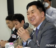 한미 대학생 연수프로그램 참가자 만난 김기현 대표