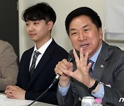 인사말하는 김기현 대표