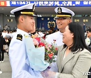 임관 축하받는 엄현식 소위 '온 가족이 해군'