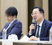 서울대아시아연구소 토론 참석한 이장우 대전시장