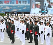 임관 선서하는 신임 해군·해병대 장교들