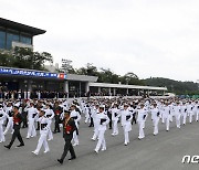 분열하는 신임 해군·해병대 장교들