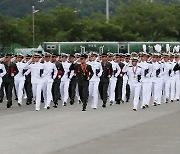 분열하는 신임 해군·해병대 장교들