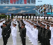 경례하는 신임 해군·해병대 장교들