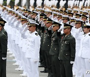 경례하는 신임 해군·해병대 장교들