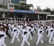 신임 해군·해병대 장교 '힘차게'