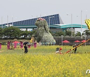“유채꽃밭에 꽃조형물도”…인천공항 하늘정원으로 나들이