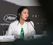 칸영화제 ‘거미집’ 공식 기자회견 참석한 전여빈