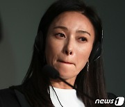 칸영화제 ‘거미집’ 공식 기자회견, 질문 듣는 장영남