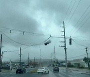 태풍 강타한 괌, 오늘도 하늘길 막혀...외교부 "영사조력 제공"