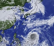 첫 초강력 태풍 '마와르'...연휴 뒤 남해안 '물 폭탄'?